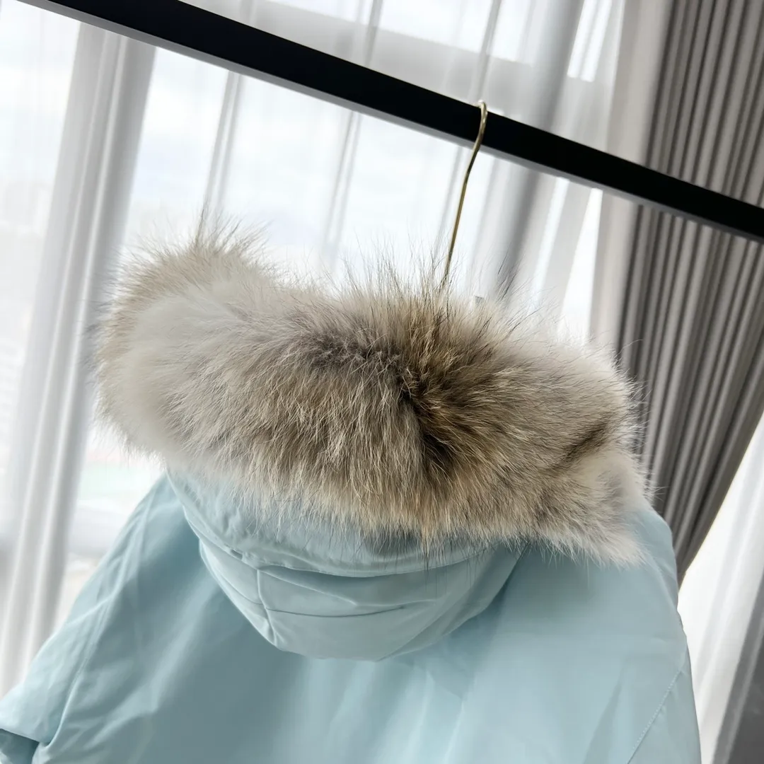 P800 Canada Goose "Canada Goose"🇨🇦 Beichen White / 08 Expedition Parka 4660M Product color: black, off-white, red, sand pink, sky blue, graphite gray, Beichen white, navy blue, sky blue, gray camouflage gray black label Product size: XS, S, M, L, XL, XXL The Expedition was originally a parka designed for scientists at the McMurdo Research Station in Antarctica. Whether your next journey takes you into the frozen urban jungle or across uncharted ice fields, wear Canada Goose's Expedition Parka and get proven results year after year in Antarctica by the National Science Foundation's Center for Polar Research.  Material list: 1⃣ Uses Y-shaped Velcro imported from Taiwan (exclusive in the market) 2⃣ Uses 18-count polyester-cotton blended fabric imported from South Korea (authentic synchronized fabric) 3⃣ National standard 80% white duck down, (zp uses 80% white duck down/90% of all boasts are fake) 4⃣ Western Canadian coyote hair (non-market dyed fox hair filled with wolf hair) Material analysis characteristics: 1⃣ The original/polyester-cotton fabric has a high polyester fiber content, and the polyester-cotton fabric has high heat and light resistance and good stability. It has bright colors, high fiber strength, durability, light resistance, heat resistance, and straightness. 2⃣ As we all know, the original version uses 80% white duck down. The fill power refers to the cubic inches of volume occupied by each ounce (30 grams) of down under certain conditions. If one ounce of down occupies 500 cubic inches, the fill power of the down is 500. So we can simply understand it as: fill power is the volume of down, and the volume of down is fill power. The higher the fill power of down, it means that under the same filling amount, down can fix a larger volume of air layer to keep warm and insulate, so the warmth retention of down is better. 3⃣ Western Canadian coyote hair, "large range of selected neck hair" is soft and fluffy, each wolf hair is 60-63 long / 14-16 wide at the peak, this width + preferred parts. It is basically unmatched by the same industry